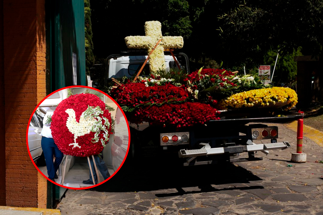 Múltiples y ostentosos arreglos florales se vieron en el lugar.