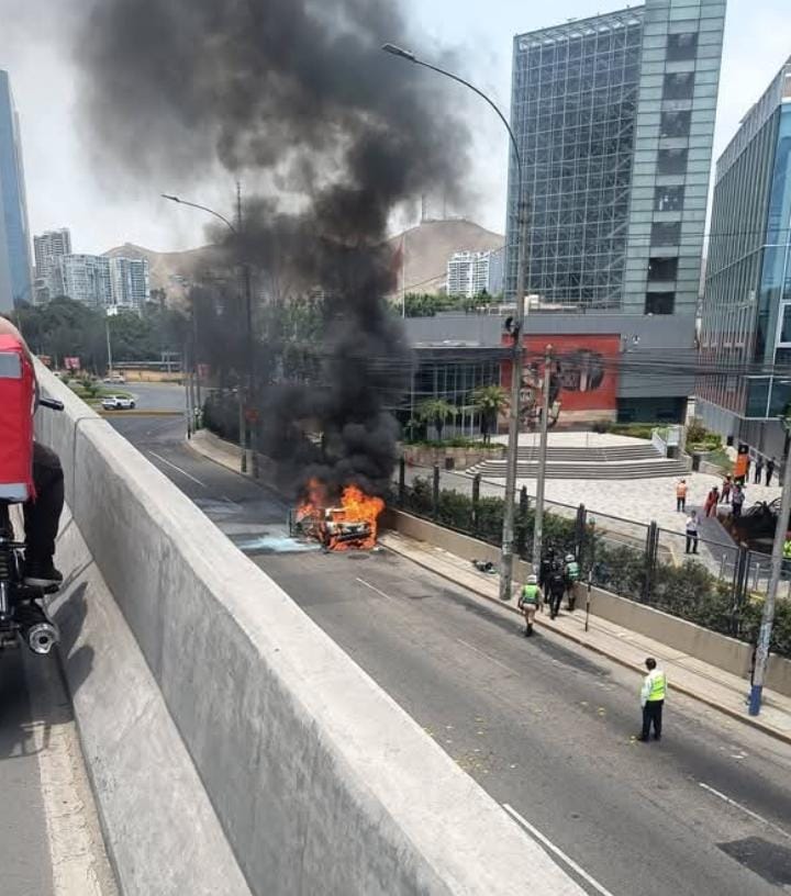 Segundo auto se incendia por presunto uso indebido de GLP ante falta de GNV.