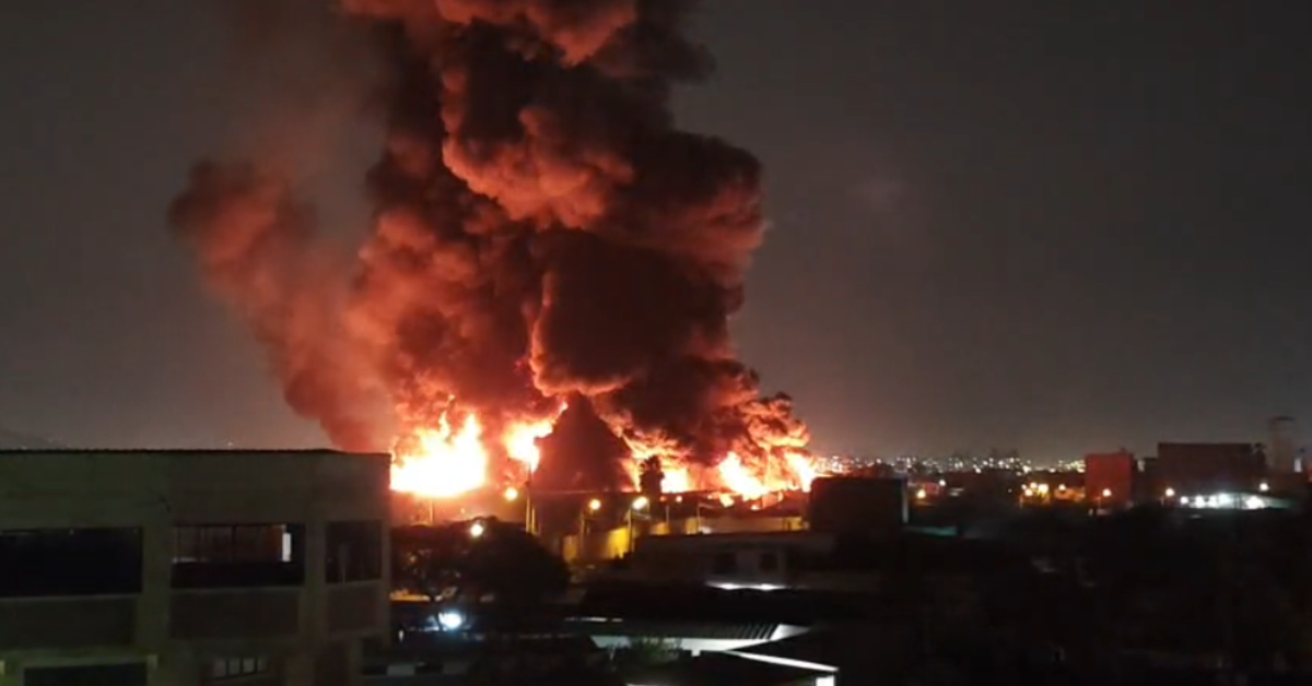Incendio código 4 consume almacén de colchones en Comas: Más de 140 bomberos atienden la emergencia