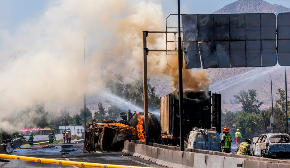 Ascienden a 6 los muertos por explosi�n de un cami�n con gas en Chile.