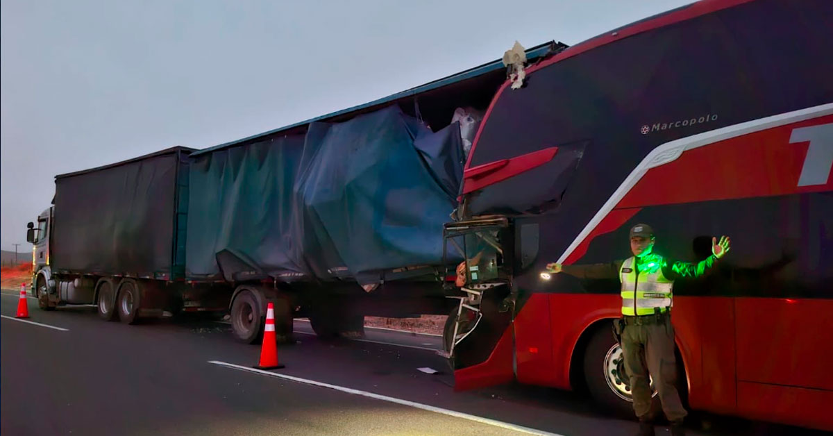 Tragedia en carretera: Reportan un fallecido y más de 10 heridos tras choque entre bus y camión