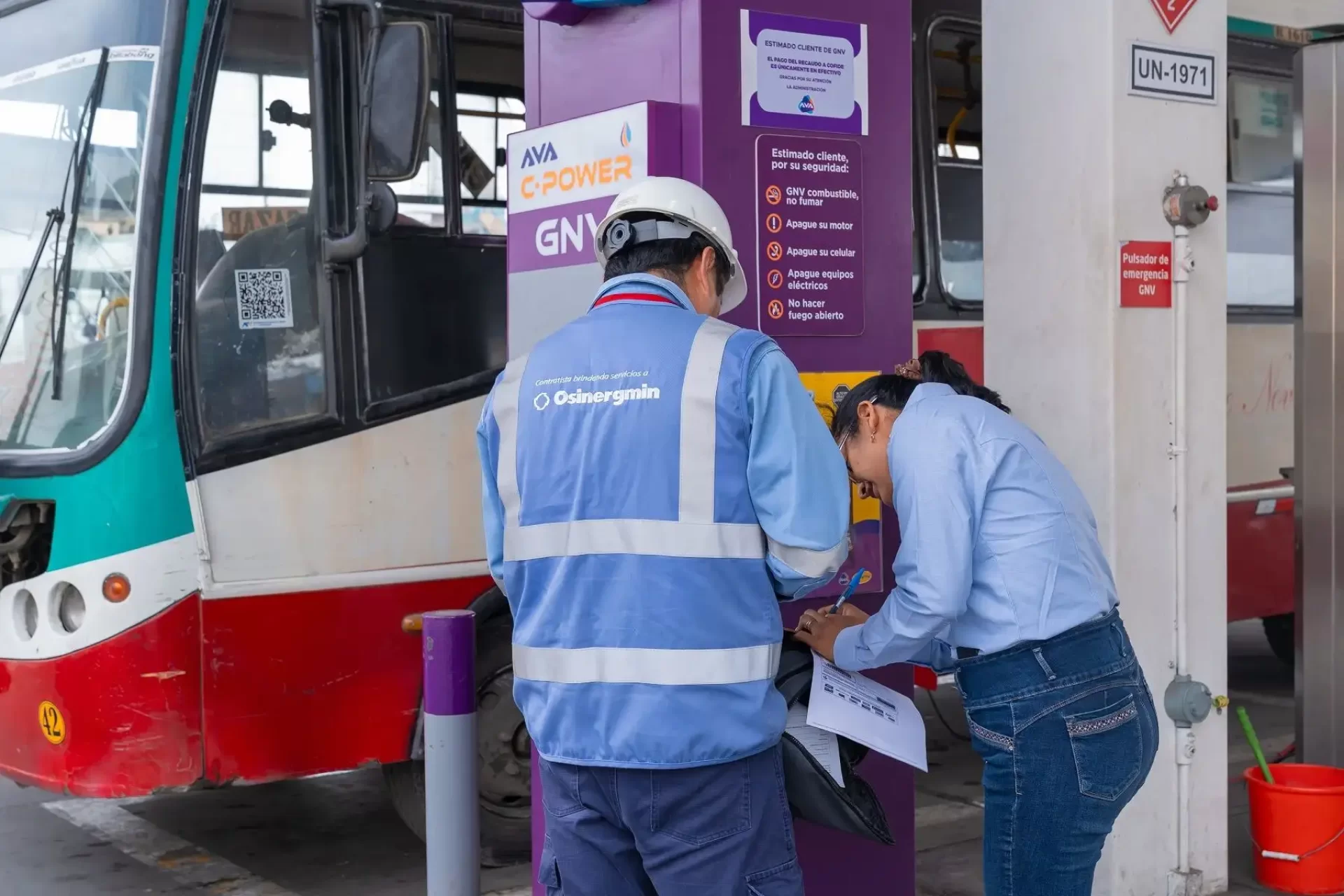 Grifos de Lima tienen la obligación de suministrar GNV a buses de transporte público, según norma.