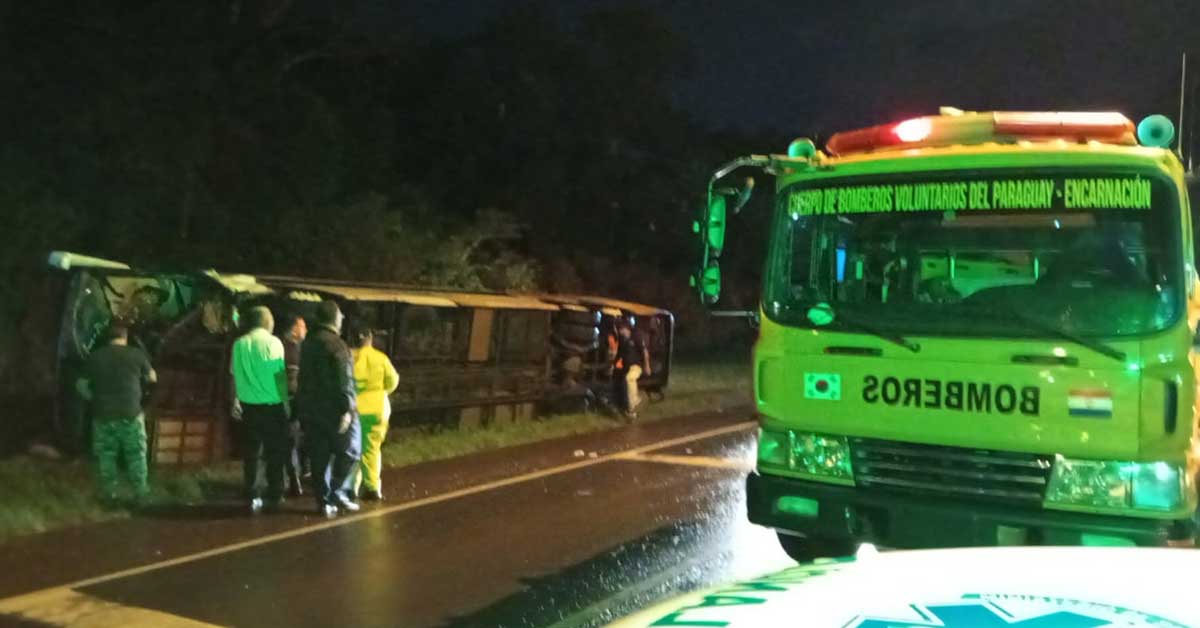 Triple choque entre dos buses y camioneta: Reporta un fallecido y más de 40 heridos