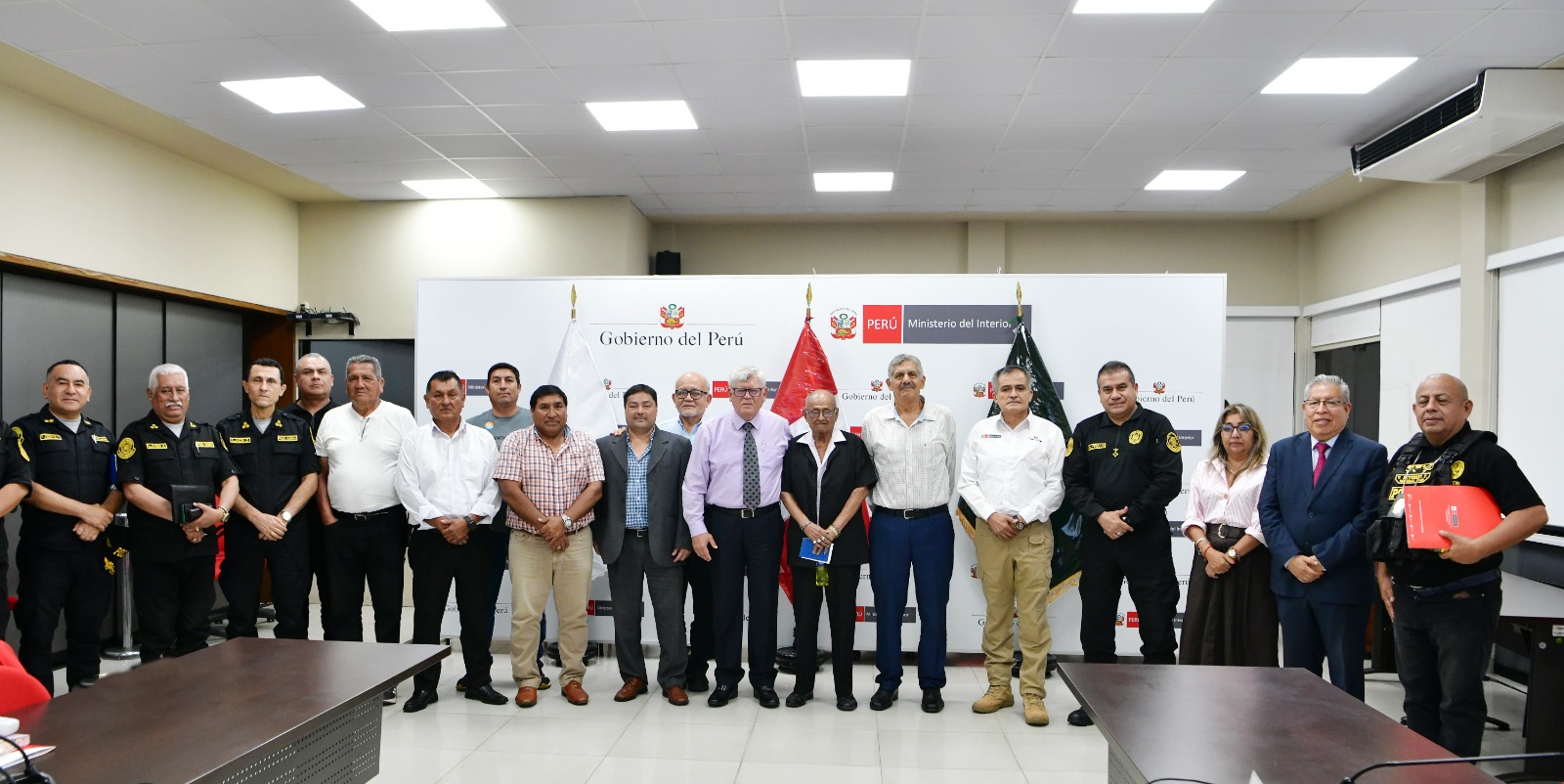 Ministro del Interior Hugo Begazo se re�ne con gremios de transporte p�blico y autoridades.