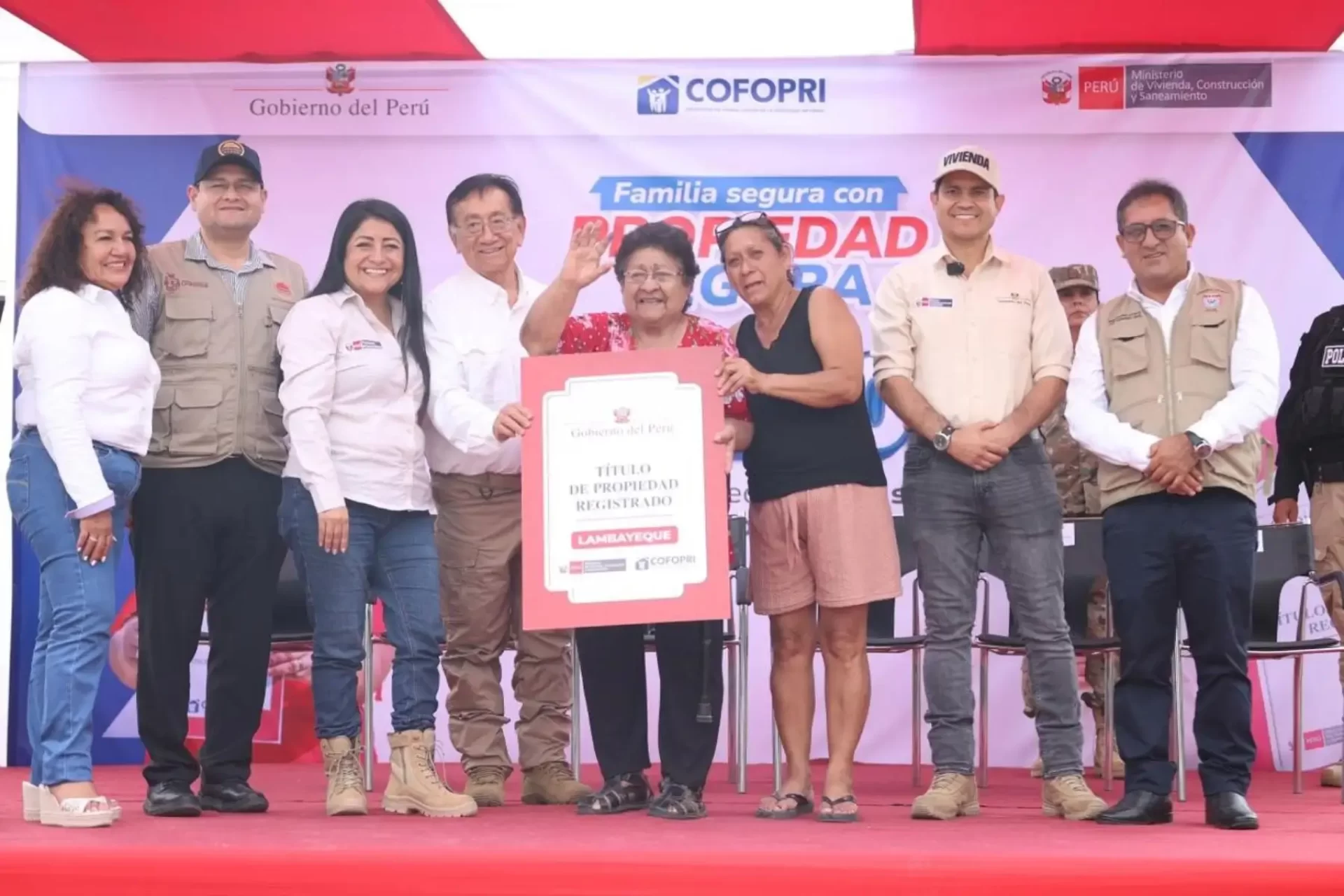 Gobierno entrega más de 2500 títulos de propiedad