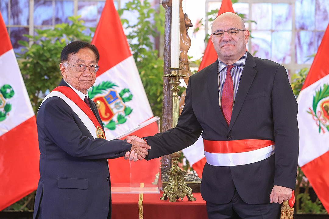 Presidente Jos� Mar�a Balc�zar toma juramento de nuevo ministro de Defensa.