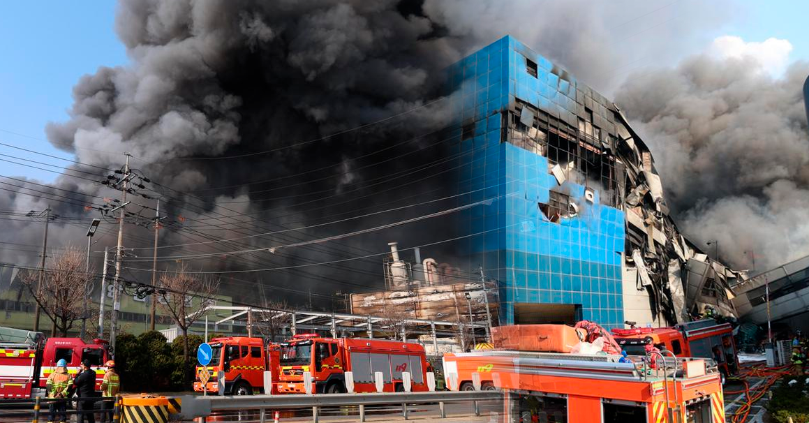 Bomberos luchan por controlar incendio en f�brica de autopartes en Corea del Sur.