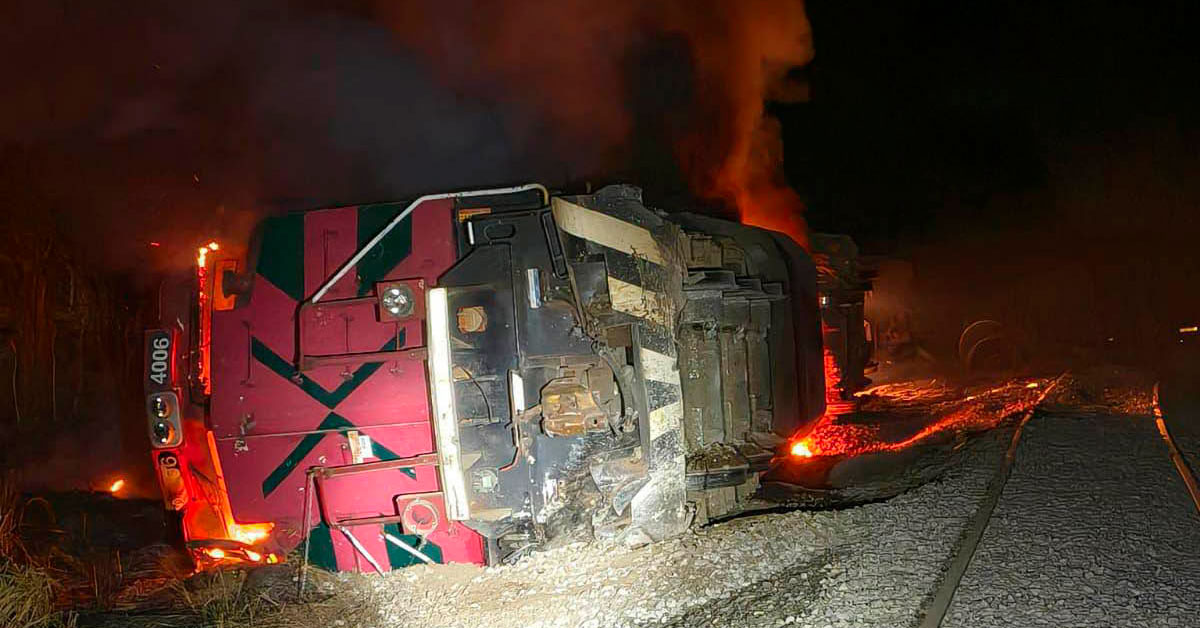 Dos trenes se descarrilan y provocan incendio: Accidente ferroviario dejó varios heridos