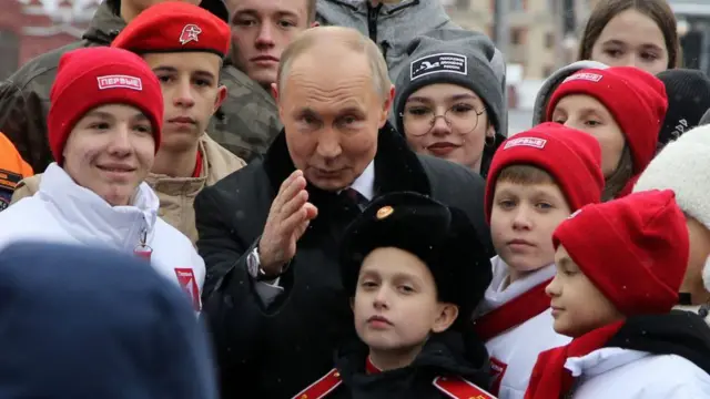 Vladimir Putin intensifica medidas para incentivar embarazos ante crisis demogr�fica en Rusia.