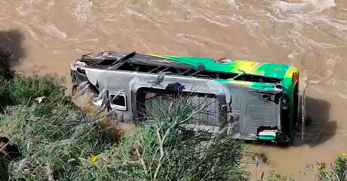 Bus con músicos se despista y cae al río Mantaro: Reportan al menos dos fallecidos y más de 10 heridos