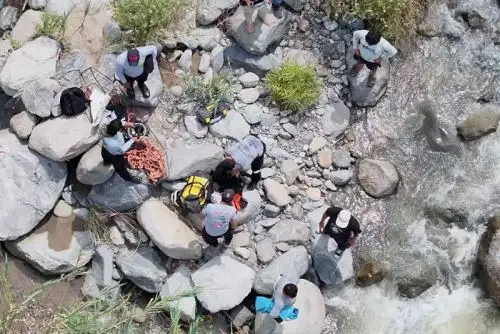 Agentes de la PNP recuperan cadáver en el río Virú gracias a drones.