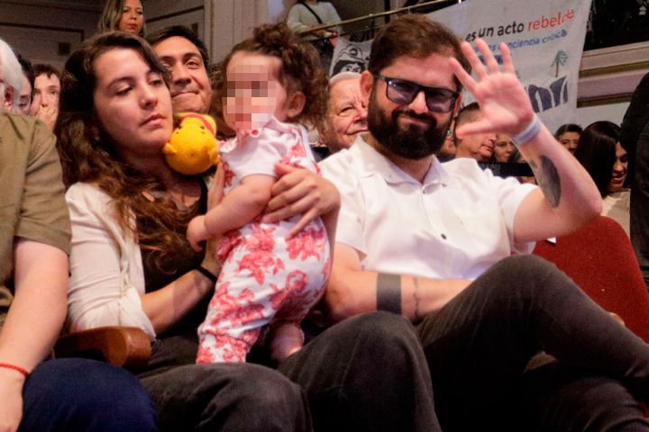 Boric reaparece junto a su familia.