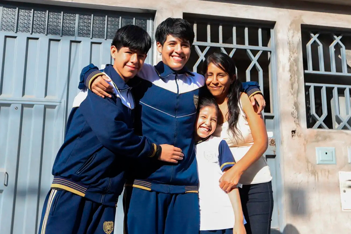 Siendo el mayor de 3 hermanos, Renato ser� el primero de la familia en estudiar fuera del pa�s.