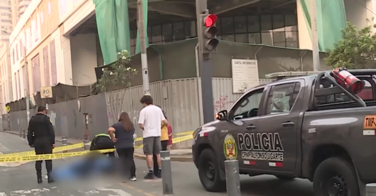 ¡Tragedia! Joven muere en plena vía pública tras discutir con su novia, a quien encontró con otro hombre