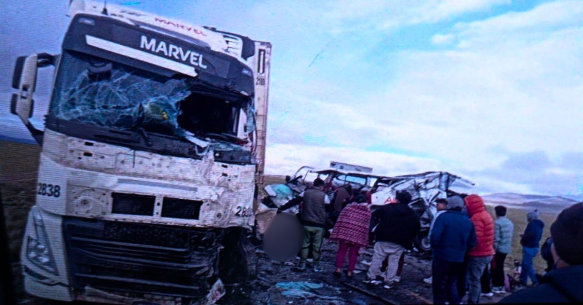 Vía Arequipa - Puno: Accidente entre miniván y camión deja al menos ocho fallecidos