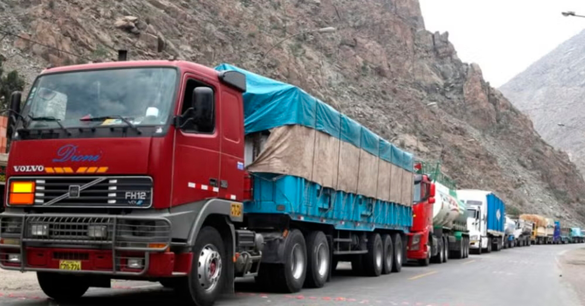 Transportistas acatan paro indefinido por mal estado de Vía Libertadores: "Una carretera de la muerte"