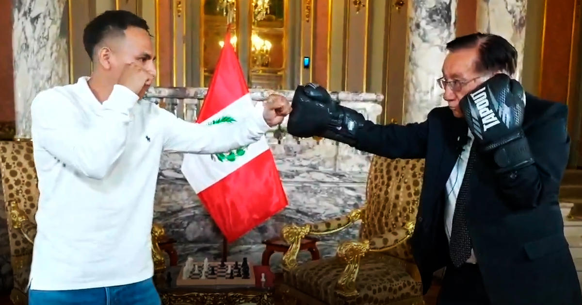 Presidente José María Balcázar practica boxeo con alcalde Franco Vidal en transmisión en vivo por Kick