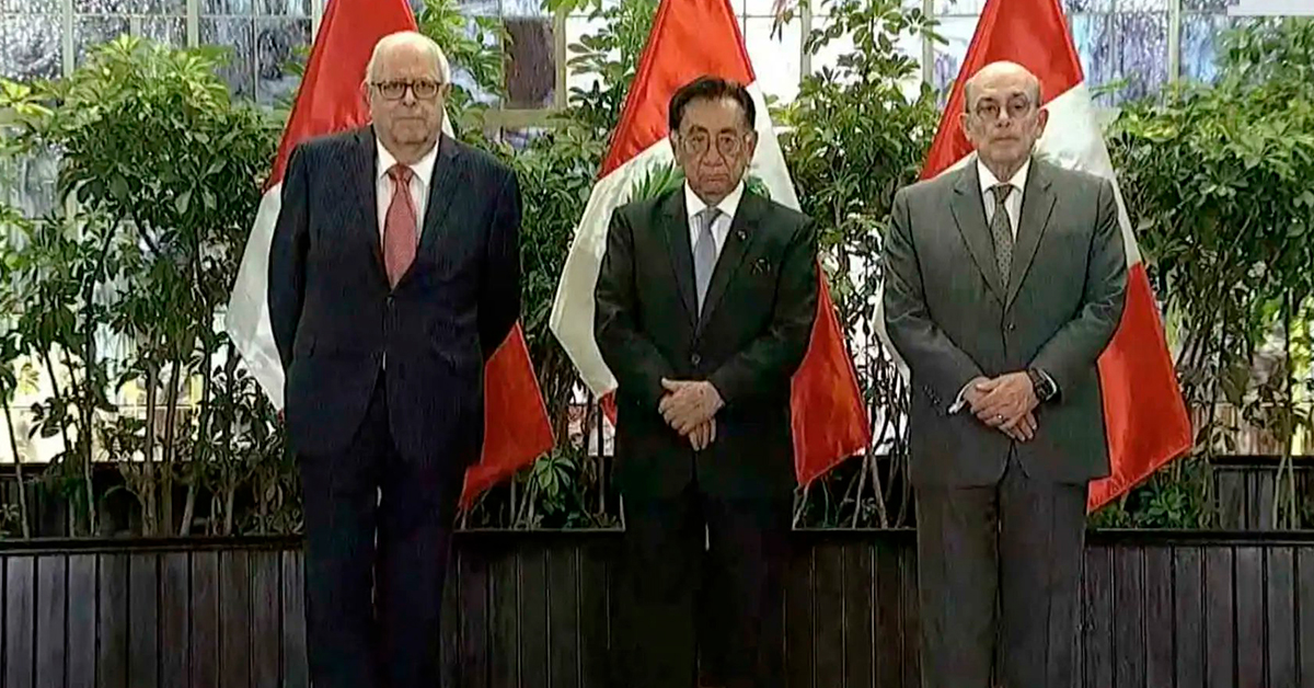 Presidente Balcázar condecora a Julio Velarde con la orden 'El Sol del Perú' en grado de Gran Cruz