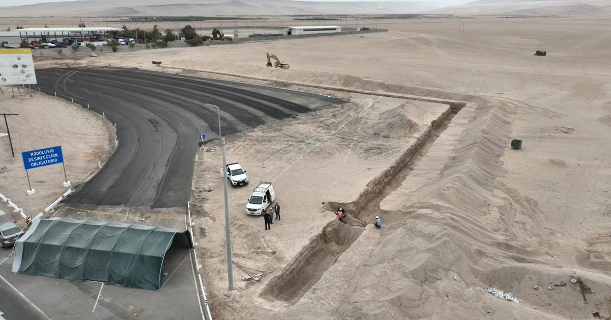 GORE de Tacna realiza zanjas para construcción de una plataforma en zona fronteriza.