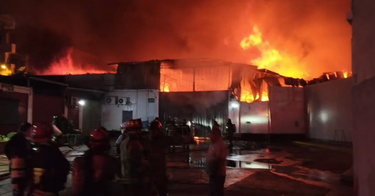 Incendio de gran magnitud consume fábrica textil en Surco: bomberos lograron controlar la emergencia