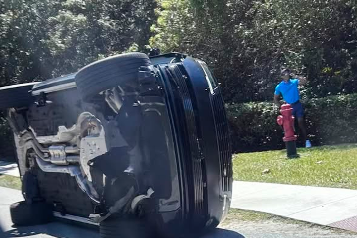 Medios reportan haber visto a Woods fuera del coche tras accidente.