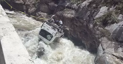 Familias buscan a parientes desaparecidos en accidente en la Carretera Central