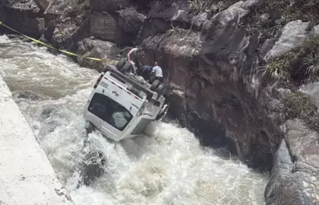 Familias buscan a parientes desaparecidos en accidente en la Carretera Central