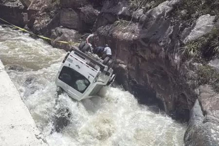 Familias buscan a parientes desaparecidos en accidente en la Carretera Central