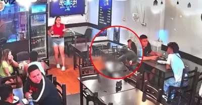 Sicarios liquidan a balazos a un hombre dentro de restaurante en La Libertad