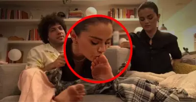 Selena Gomez bes� los pies sucios de Benny Blanco