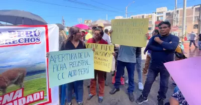 Protesta comunal en Alto Per� por derecho de propiedad