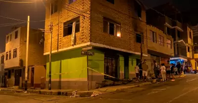 Los bomberos lograron contener el incendio en el inmueble siniestrado en Chorril