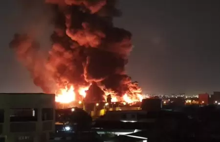 Incendio c�digo 4 consume almac�n de colchones en Comas