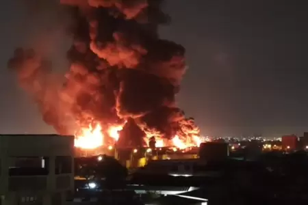 Incendio c�digo 4 consume almac�n de colchones en Comas