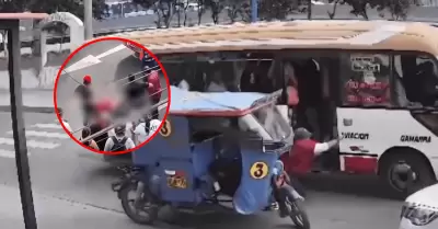 Cobradora muere arrollada por su propio bus tras temeraria maniobra