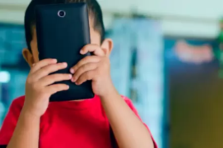 Plantean prohibir el uso de celulares en menores de seis a�os.