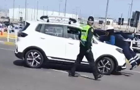 Auto embisti� a fiscalizador de ATU y a efectivo de la PNP en el Jorge Ch�vez.