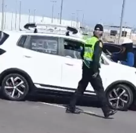 Auto embisti� a fiscalizador de ATU y a efectivo de la PNP en el Jorge Ch�vez.