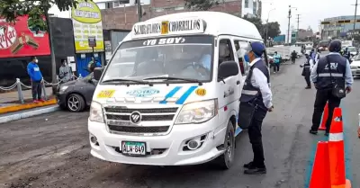Combis de la ruta San Genaro suben pasajes