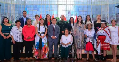 Presidente Jos� Balc�zar rindi� homenaje a 15 destacadas peruanas.