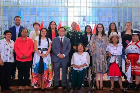 Presidente Jos� Balc�zar rindi� homenaje a 15 destacadas peruanas.