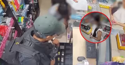 Ladr�n atiende a cliente durante atraco con arma blanca en minimarket