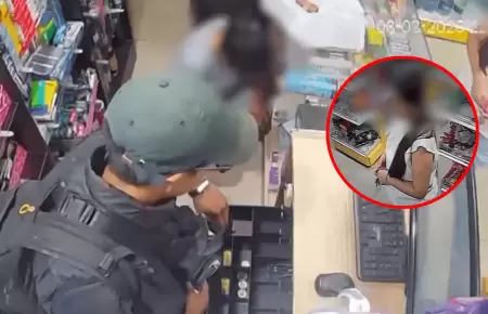 Ladr�n atiende a cliente durante atraco con arma blanca en minimarket