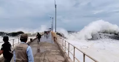 La Marina de Guerra del Per� lanza alerta m�xima por oleajes an�malos que golpea
