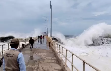 La Marina de Guerra del Per� lanza alerta m�xima por oleajes an�malos que golpea