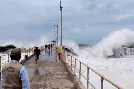 La Marina de Guerra del Per� lanza alerta m�xima por oleajes an�malos que golpea