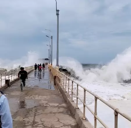 La Marina de Guerra del Per� lanza alerta m�xima por oleajes an�malos que golpea