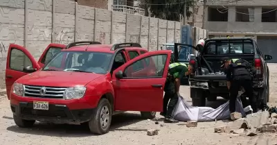 C�maras registraron el momento en que delincuentes armados interceptan el veh�cu