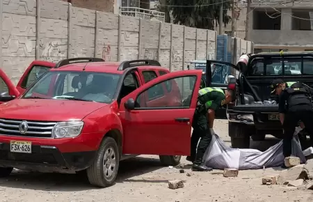 C�maras registraron el momento en que delincuentes armados interceptan el veh�cu