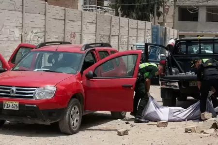 C�maras registraron el momento en que delincuentes armados interceptan el veh�cu